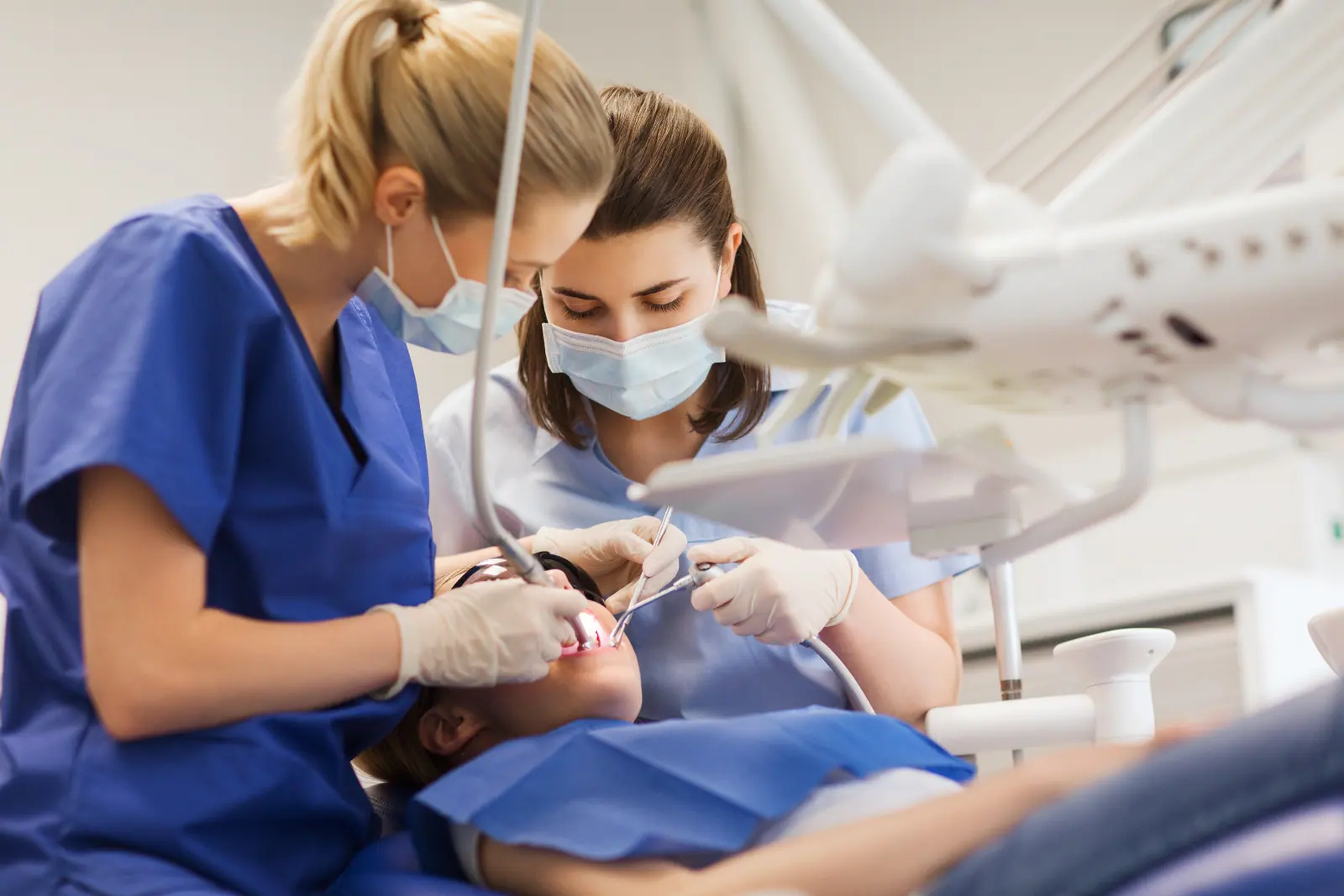 Invisalign, Aligner & unsichtbare Zahnspange: Kosten und Ablauf in Berlin